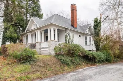Cozy Cape Cod Bungalow King Queen WD Full Kitchen Wifi Desk Hôtels à : Spry