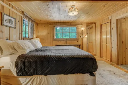 Charming 2-bedroom cabin in gorgeous Cascade with Wifi and hot tub