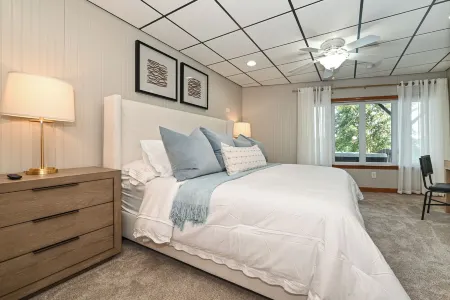 LUXE, LKN DEEP WATER, VIEWS, HOT TUB, GAME ROOM