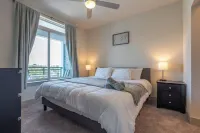 RiverWalk Top Floor City View Apt w/ King Bed, Infinity Pool, Gym & Free Parking