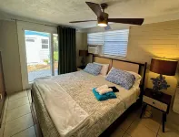 Funky, Fabulous, & Hip MCM Vibe Beach House~Walk to Beach~1 King Bed~2 Queen Bed