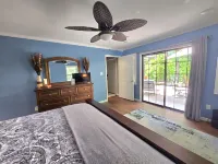 Lakeside Retreat on 10 Secluded Wooded Acres, Hot Tub, Level 2 EV Charger โรงแรมใน