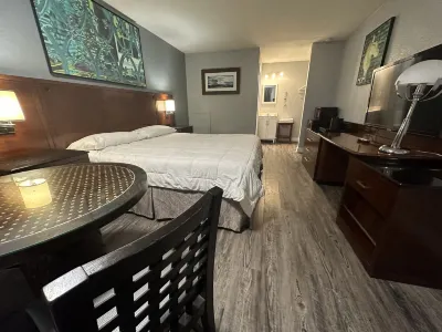 Courtland Inn Motel Hotel dekat Aesthetics By Naomi