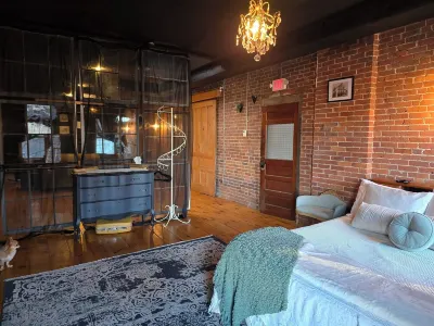 Gorgeous, Lg 1-BR suite downtown Gardiner w/ AC, Wifi, projector, PETS welcome.