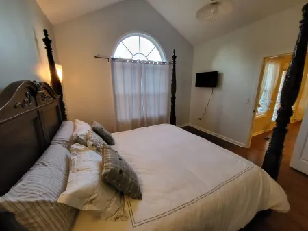11. Spacious Lakeview home, King bed, minutes to downtown, shopping, boat ramps