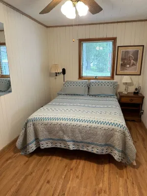 Charming 2-bedroom cottage in marvelous Cheboygan with WiFi, AC