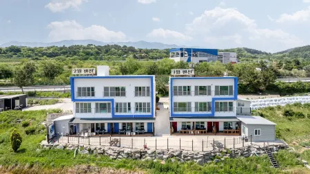 Yeongdeok January and February Pension Отели рядом с достопримечательностью «Koraebul-haesuyokchang»
