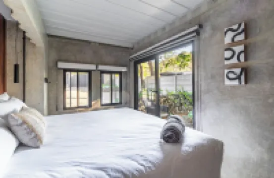 Z102 Studios, 4 Industrial Beach Condos w Pool!