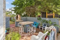 2 min walk to the beach, centrally located newly remodeled condo w/ BBQ Grill