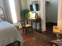 Hillsdale Victorian Studio w kitchenette Wifi TV , Queen Bed and Twin Bed