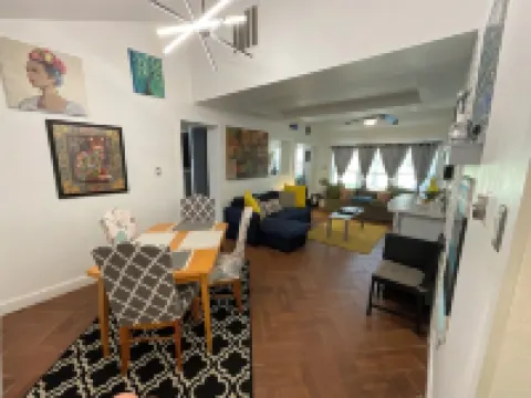 Spacious ranch 7 minutes to the beach/ airport, 3in1 game table , Pet friendly