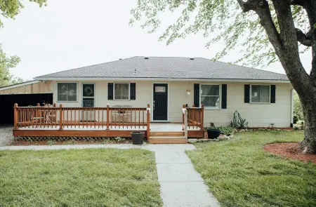 Charming 2-bedroom house  comfortable cottage in the country but close to city