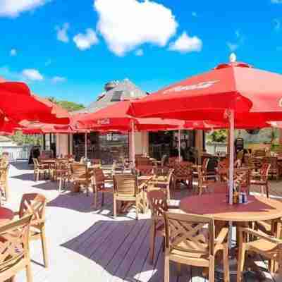 3 min walk to Folly Field Beach Modern & Fun 1bdrm Dining/Meeting Rooms