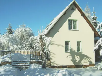 Comfortable holiday house, located in a big garden, few minutes to the centre Talsperre Eibenstock附近的飯店