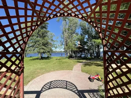 Cheerful Waterfront Cottage Отели в г. Беквит