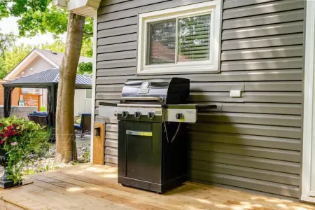 2bdrm Family Cottage - Short walk to the Beach