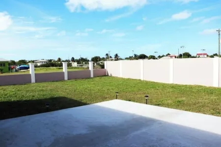 Island gem.  Close to beach and downtown Отели рядом с достопримечательностью «V C Bird Monument»