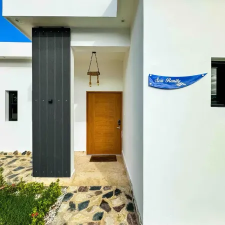 Sea Renity: Luxe Villa, Pool, 4 Min Drive to Beach