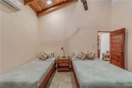 Surfer paradise w/pool close to beach yoga & cafes