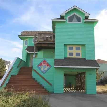 Semi Oceanfront 5 bedroom dog friendly cottage 10 feet to beach access