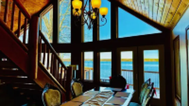 ALL Season Waterfront Cottage with WIFI, BBQ, Beach & Boat Ramp