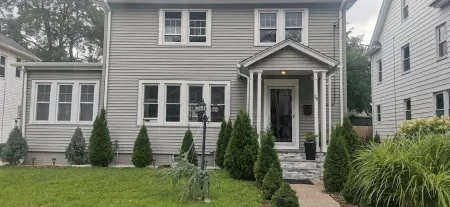 Charming 3 bed/2 bath town home with gorgeous back yard Отели в г. Спрингфилд