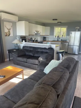 Sunrise Mountain view Skidegate full house, sleeps 8 Haida Gwaii central private Отели в г. Скина-Квин Шарлотт