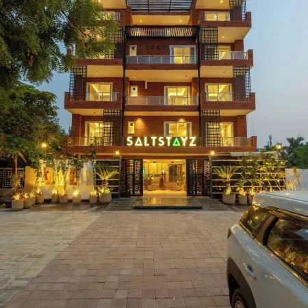 Saltstayz Premier - Sector 50 & Golf Course Ext Road