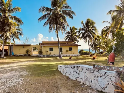 Pineapple Hideaway | Oleander Gardens Hotels in Gregory Town