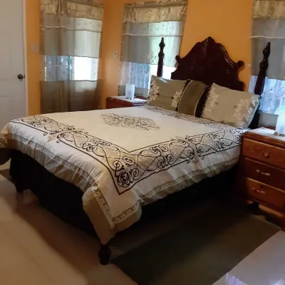 Private getaway house walking distance to beaches and restaurants. Apt#1. Hotel a 
