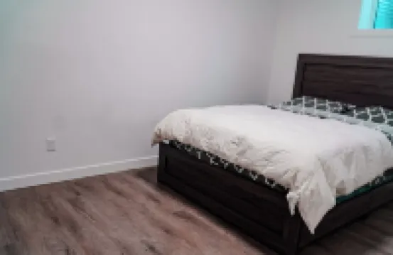 Executive , Serene, Beautiful 2 bedroom Basement Apartment Hotel berhampiran Alberta Railway Museum