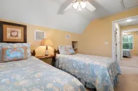 Beach House Anna Maria Island, FL - 1 block to beach!