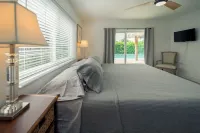 Cozy Pool house 1 mile to Deerfield Beach, Boca Raton, shopping & restaurants. Hotels near RM Car Wash movil