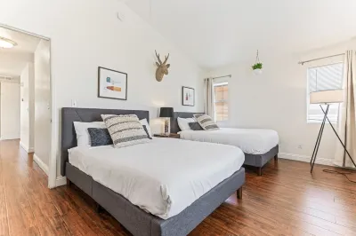 STUNNING 5 BDR, POOL W/HEATER, BBQ, WIFI & MORE Hotels near Red Rock Canyon National Conservation Area