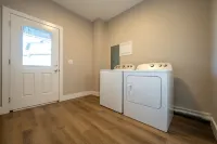 Modern Chic TownHouse: Art Decor / City Center & Pet-Friendly