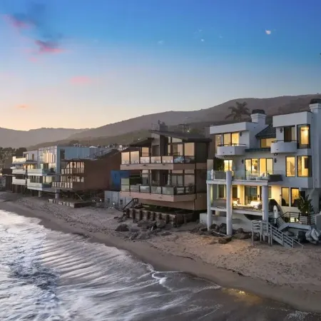 "Unrivaled Luxury at Premier Beachfront Getaway: Private Beach Access"