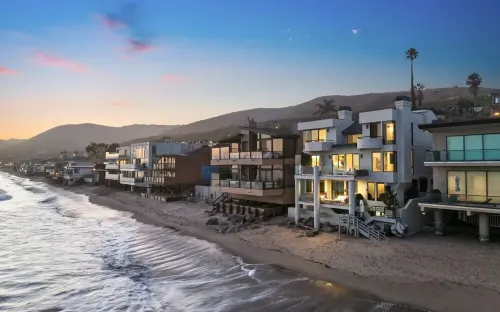 "Unrivaled Luxury at Premier Beachfront Getaway: Private Beach Access"