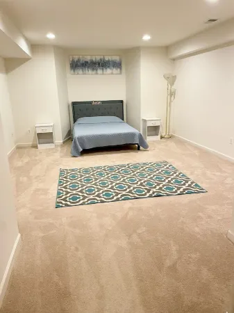 Chic 1-bedroom basement apartment Отели в г. Травила