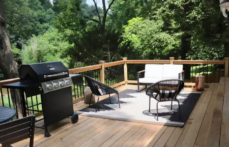 Quiet Cottage - Hot Tub and Creek mins from City