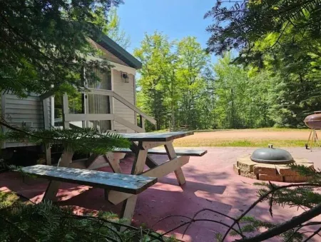 Tiny House Cabin -Presque Isle Campground #30 Отели в г. Преск Айл