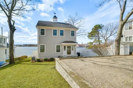 Luxury Ocean Front Home w/ its own Private Beach. New, Clean+ High end finishes. Отели рядом с достопримечательностью «Шелл Пойнт Бич»