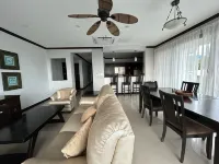 Luxury Beachfront Condo 3bd/3.5ba in the Heart of Jacó