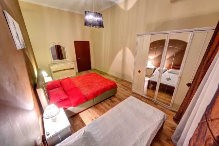 78 street Saksaganskogo Отели рядом с достопримечательностью «Андреевский спуск»