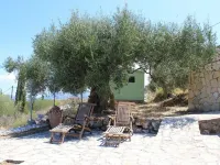 Exceptional sea views from this delightful villa nestled into the hillside. فنادق في Erisos