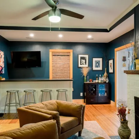 Blue Dream in Yellow Springs: hot tub, sauna, fireplace. Near downtown.