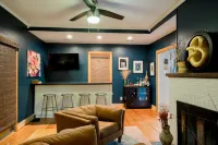 Blue Dream in Yellow Springs: hot tub, sauna, fireplace. Near downtown.