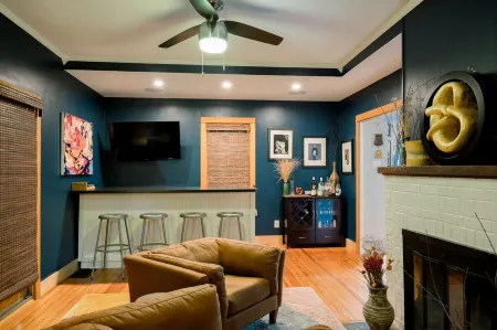 Blue Dream in Yellow Springs: hot tub, sauna, fireplace. Near downtown.