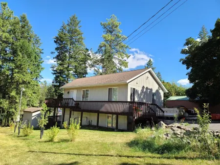 Flathead Lake home W/ private beach, dock, and hot tub Отели в г. Лейксайд