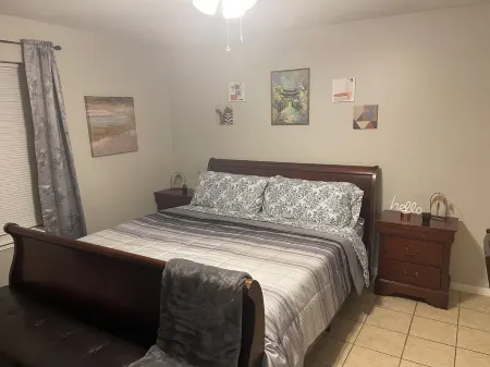 Cozy 3-bedroom condo with WiFi, AC in adorable Longview. Long stays welcomed