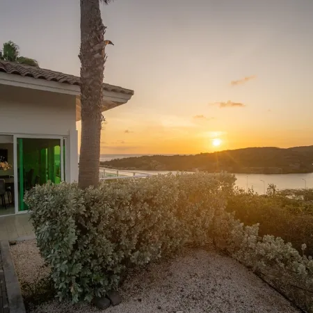 Million Dollar View Villa Bellevue w/Private POOL + 3 min walk to beach